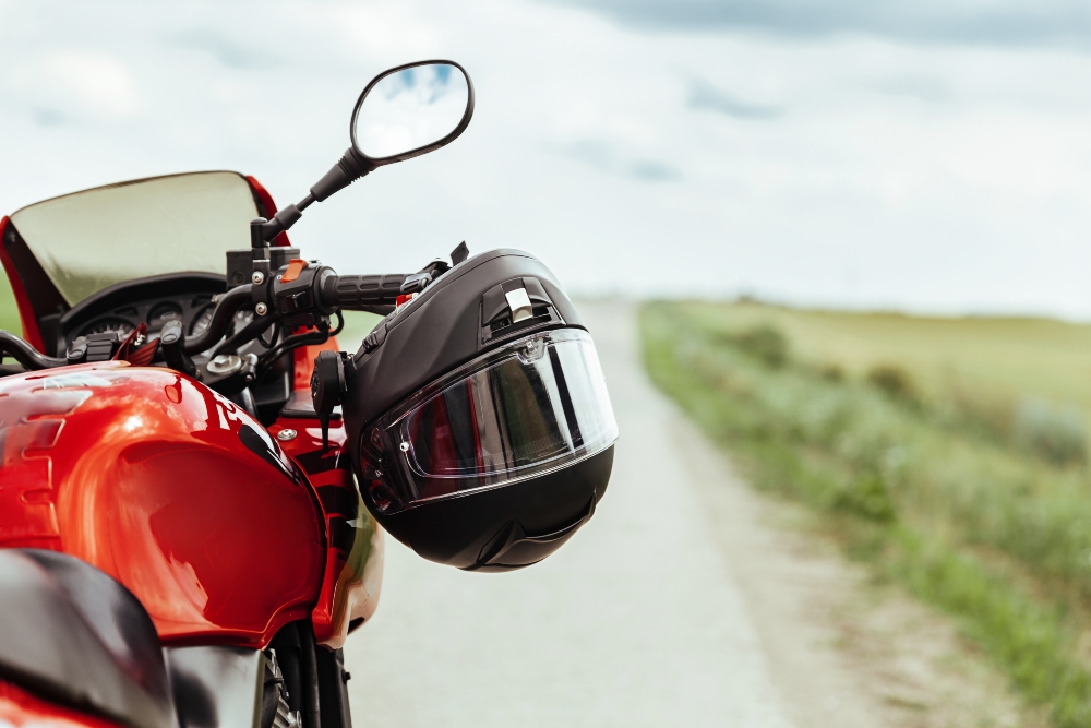 S Motorfiets closeup helm AdobeStock 428419237